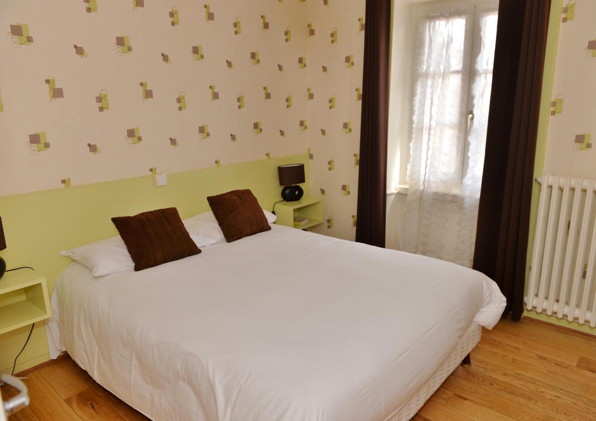 Logis Hotel De La Poste Mornant Екстериор снимка