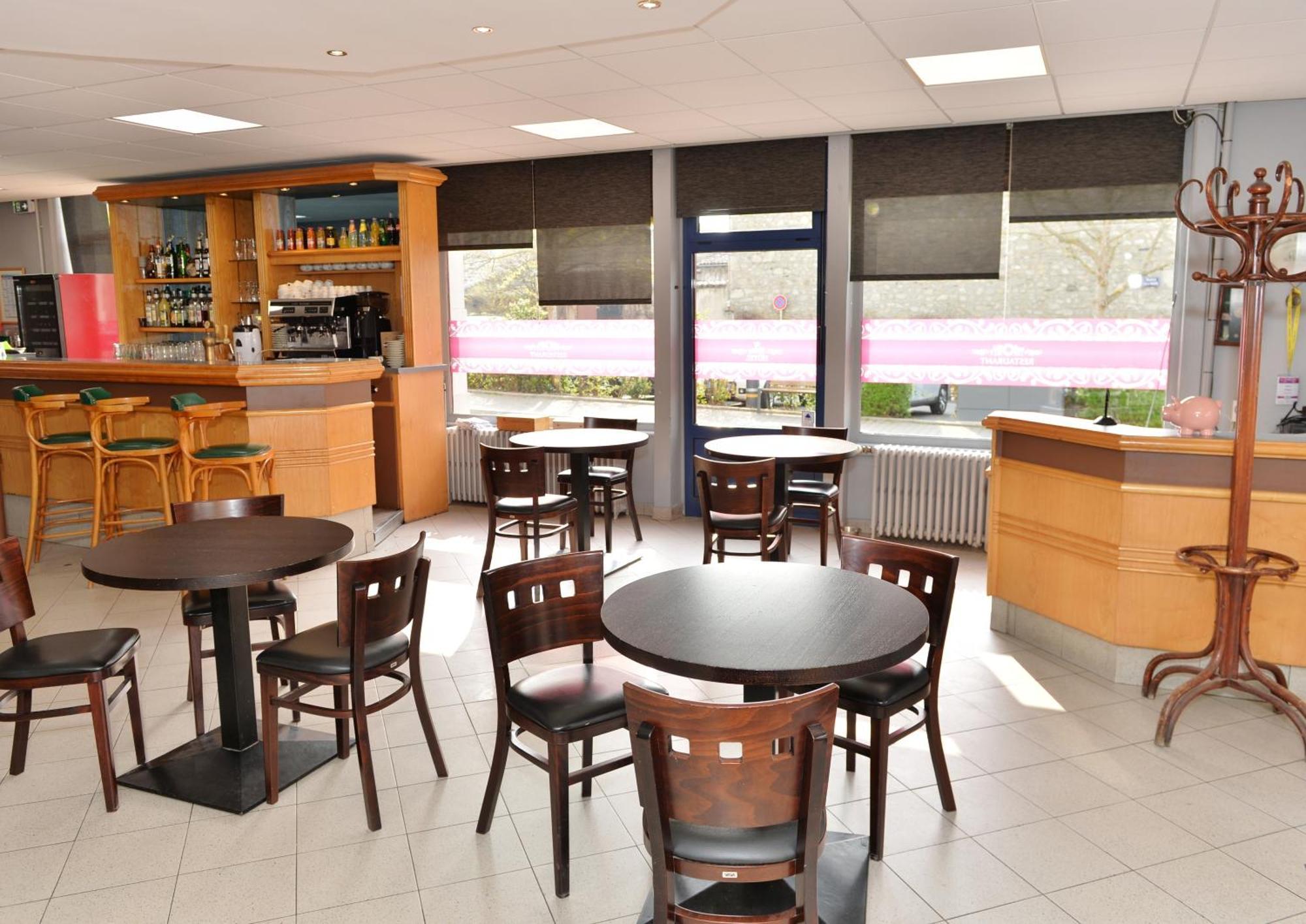 Logis Hotel De La Poste Mornant Екстериор снимка