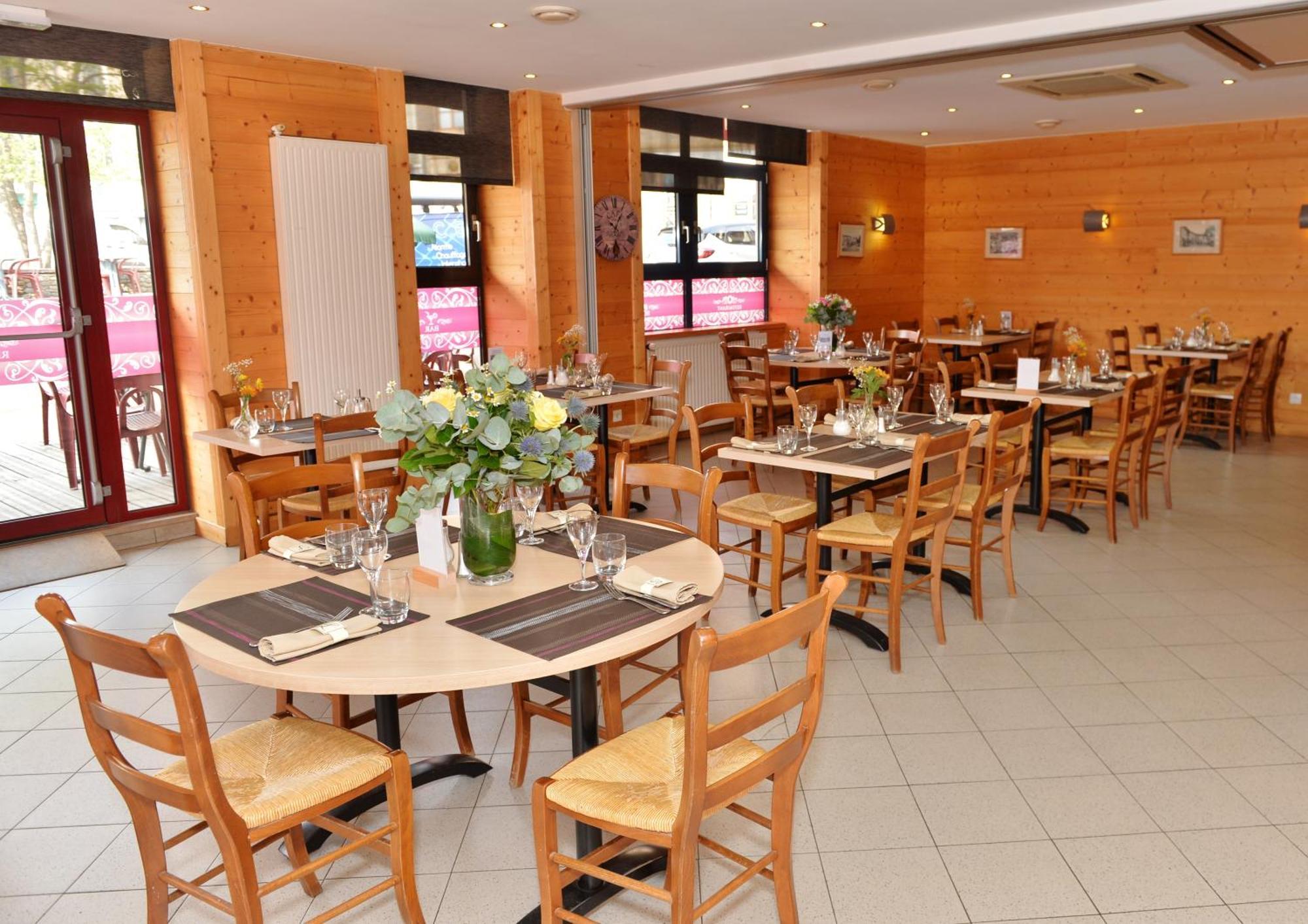 Logis Hotel De La Poste Mornant Екстериор снимка